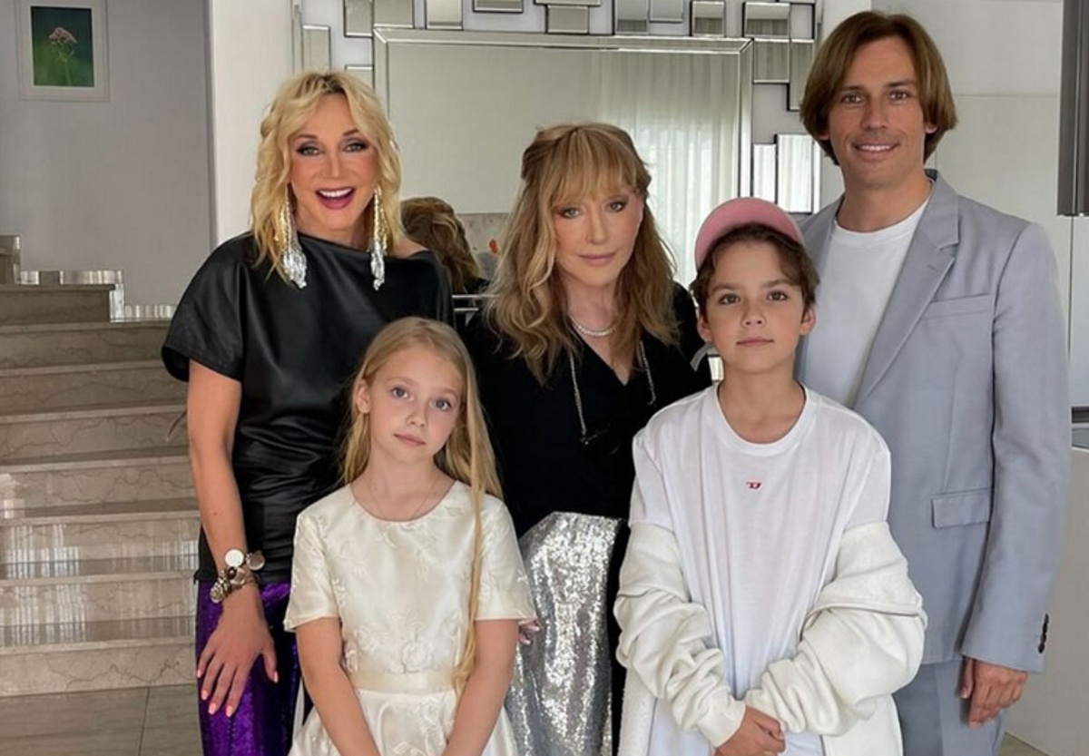 Алла Пугачева с Максимом Галкиным*, Кристиной Орбакайте, двойняшками Гарри и Лизой. Фото: соцсети