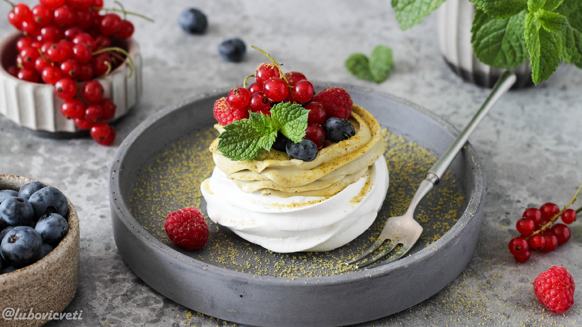 Моя работа. Пирожное Павлова с фисташковым кремом и малиновой начинкой. Рецепт есть на канале