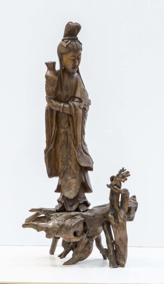 Гуань Инь. XIX век. Дерево, резьба. Высота 54 см. Иркутский областной художественный музей
им. В.П. Сукачёва