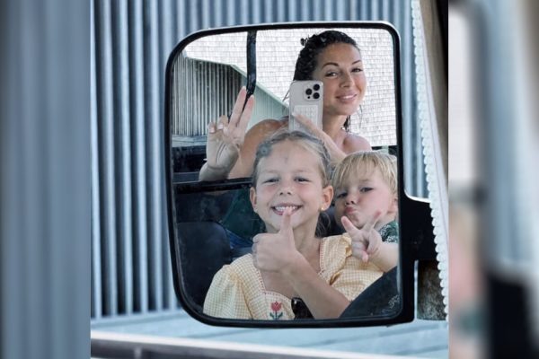    Нюша с детьми, фото: дзен.ру