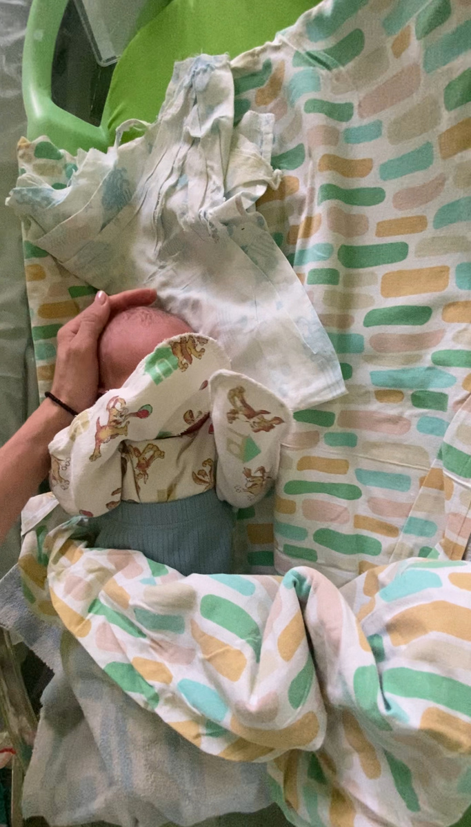 фото сделано в первые сутки с момента рождения сына..