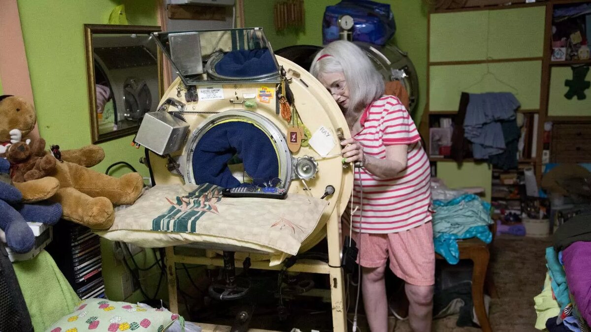 Марта Лиллард рядом с «железными лёгкими». Фото Дженнингса Брауна, Gizmodo