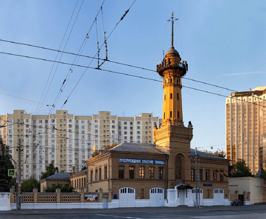 МЧС в историческом здании пожарной каланчи проводит работу с продуктами отрицательного спроса