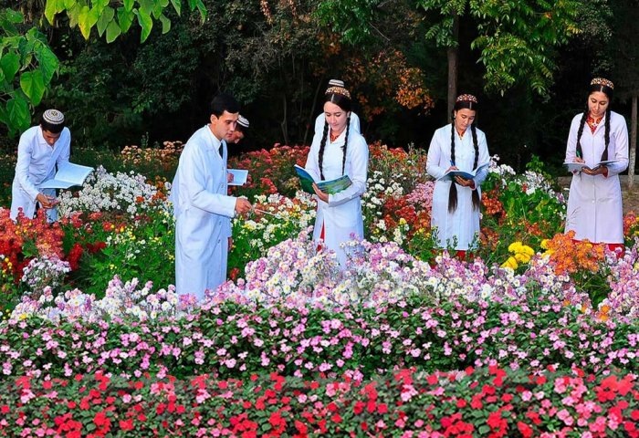 Студенты Туркменского сельскохозяйственного университета имени С. А. Ниязова проводят научные исследования в Ашхабадском ботаническом саду, Ашхабад, Туркменистан (Фото: www.tohu.edu.tm)