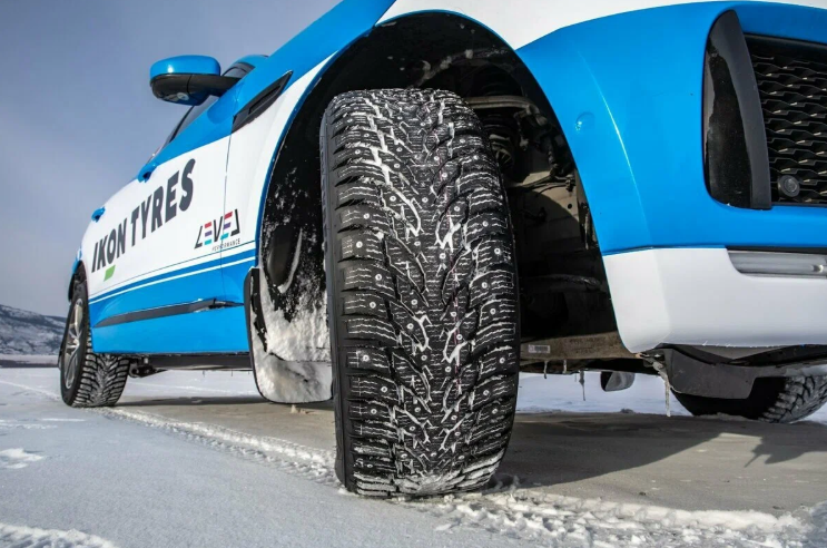 Автомобили, обутые в IKON AUTOGRAPH ICE 9, уверенно ставили рекорды на ледяной трассе, которая была рассчитана на среднюю скорость в 300 км/ч.