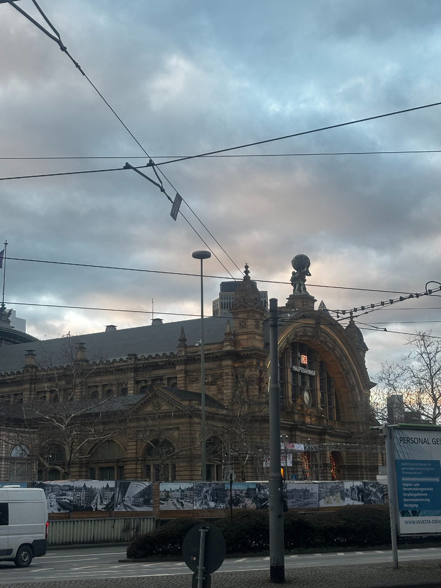 Главный железнодорожный вокзал.