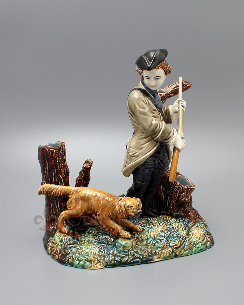 Перовница, карандашница «Охотник c собакой», фаянс, Тов-во М. С. Кузнецова, кон. 19 в. Фото с нашего сайта dvaveka.ru