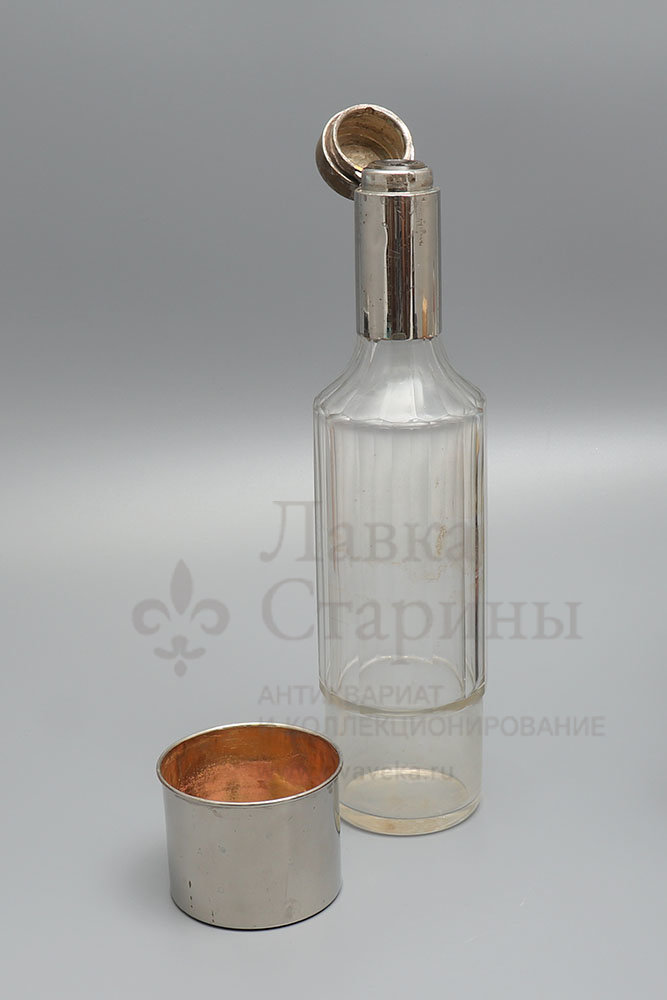 Старинная охотничья бутылка со стаканом и откидной металлической крышкой, 500 мл, Россия, кон. 19, нач. 20 вв. Фото с нашего сайта dvaveka.ru
