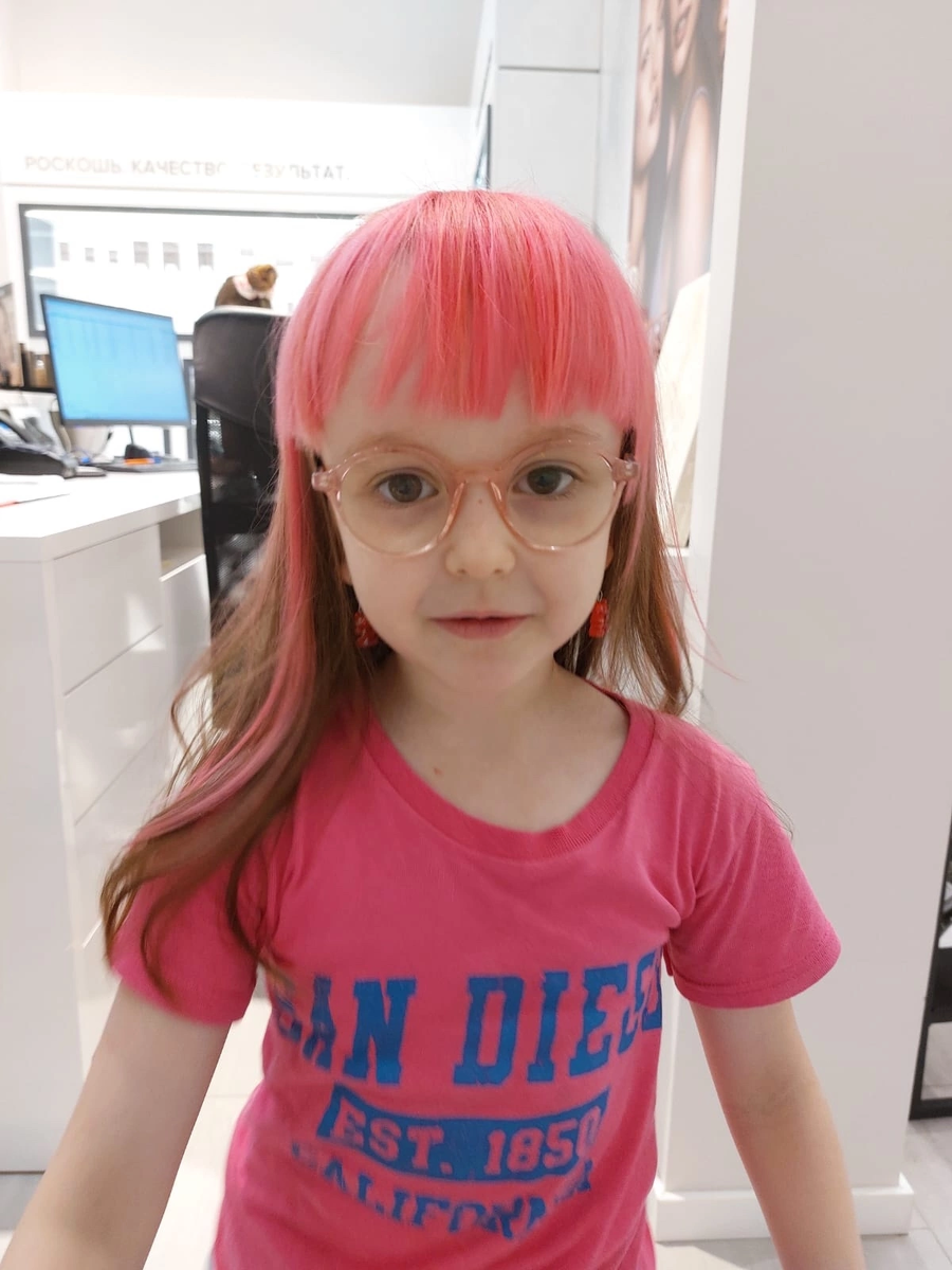 Моя дочь Соня в дорогих очках