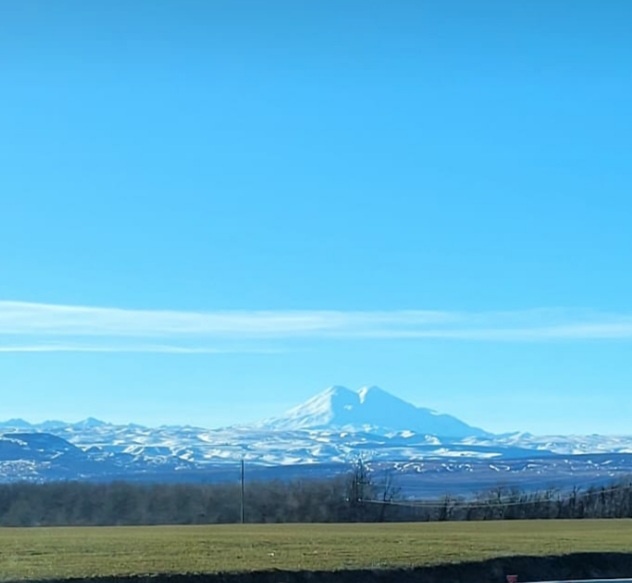 Эльбрус вдали. Домашний архив. 