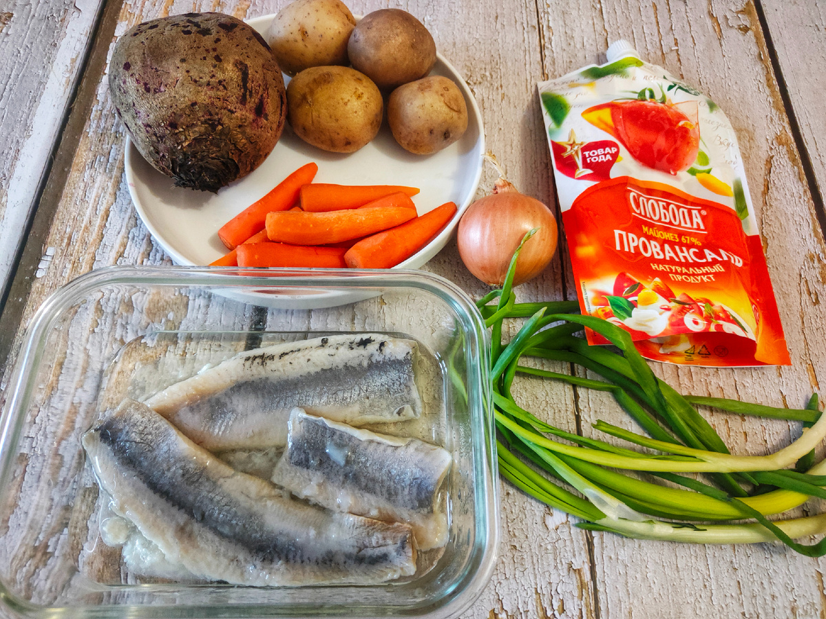 Последние запасы морковки со своего огорода. Она очень мелкая, поэтому такое количество.