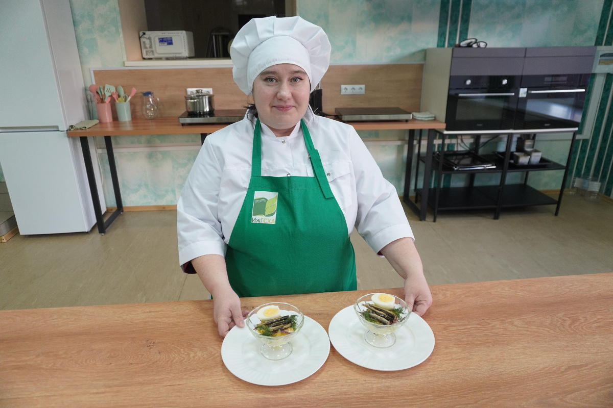 Салат-коктейль с картофелем и шпротами 