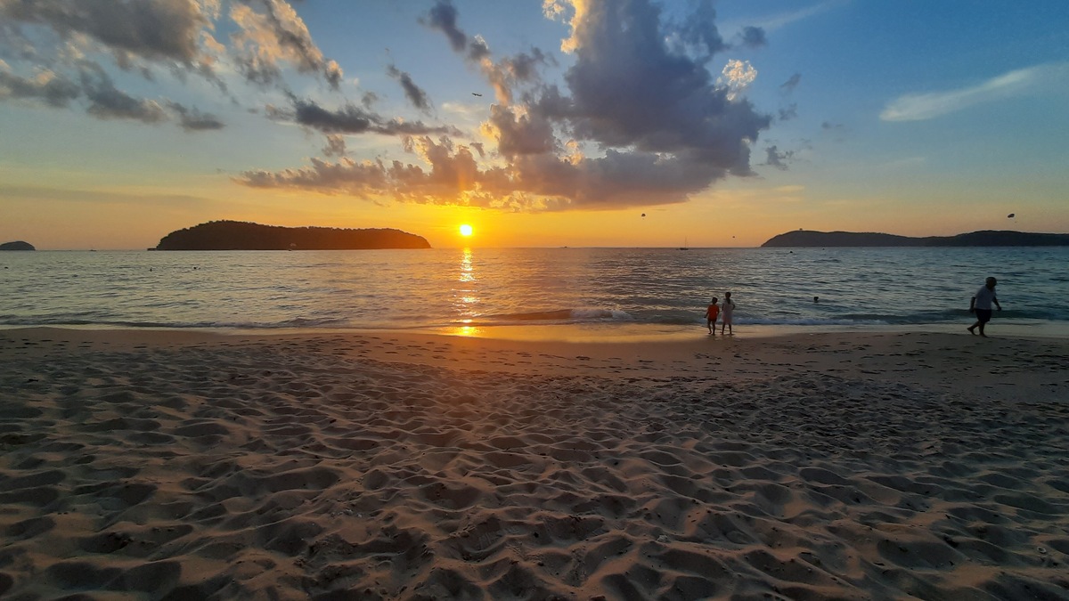 Закат на Tengah Beach на Лангкави