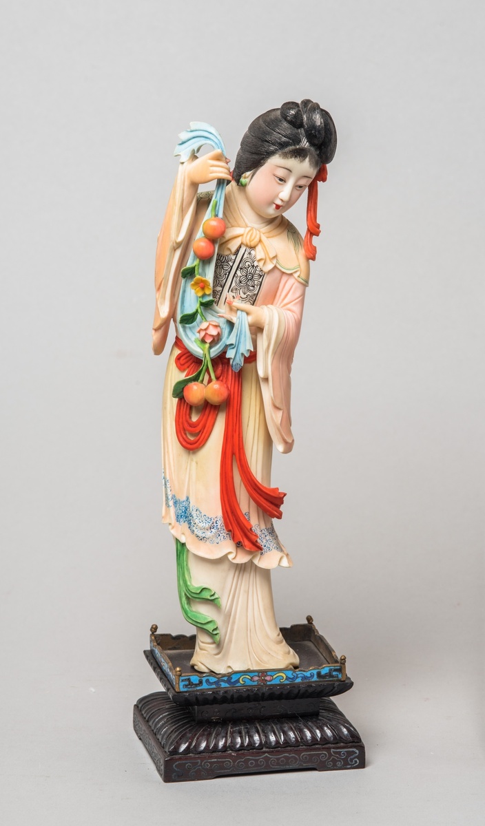 Статуэтка (Фея с плодами и цветами). 1950. Слоновая кость, дерево, резьба, перегородчатая эмаль, раскраска. Высота 27,6 см
© Государственный музей Востока. Москва