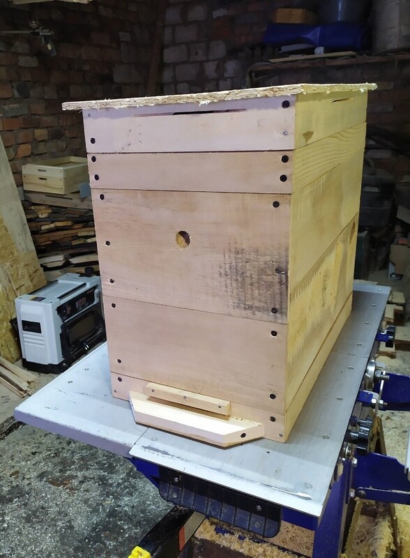 Деревянный улей на 6 рамок, взятый за образец.