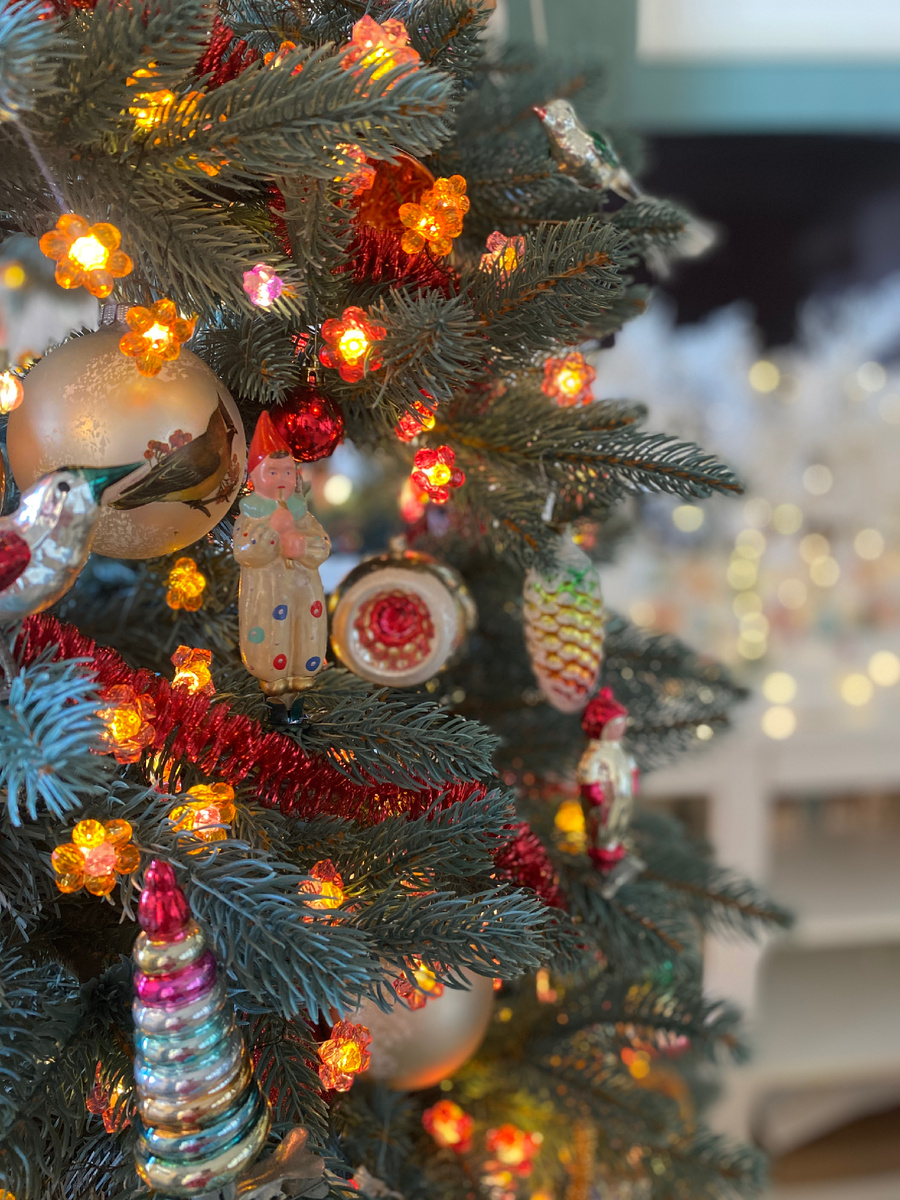 Цветочки на гирлянде сделаны из бусинок.