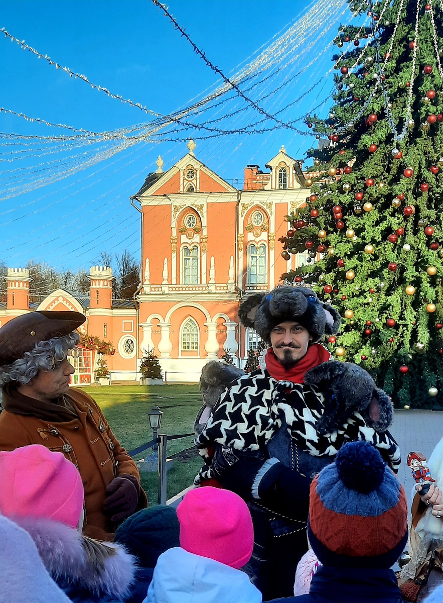 Господин Дроссельмейер убеждает Мышиного Короля, что пример добрых мышей может и его направить на путь исправления) Мышь в большом сомнении)