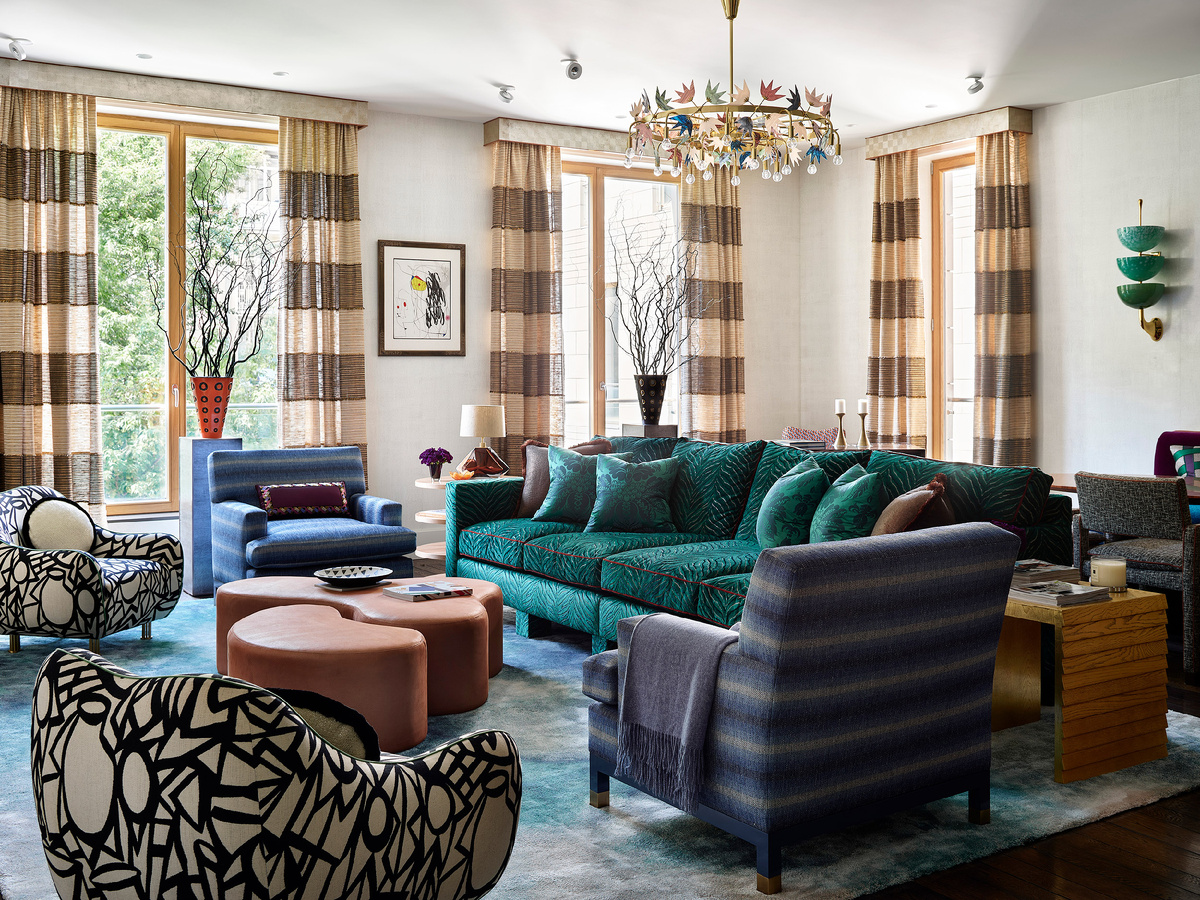 Гостиная. Мягкая мебель сделана по эскизам Истомина. Диван с обивкой из ткани Jim Thompson, а кресла — Pierre Frey. 