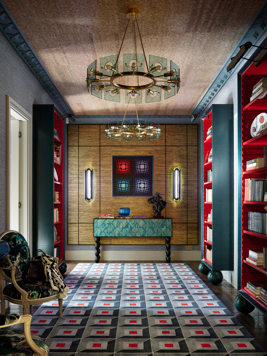 Прихожая, она же библиотека. На стене работа Виктора Вазарелли.