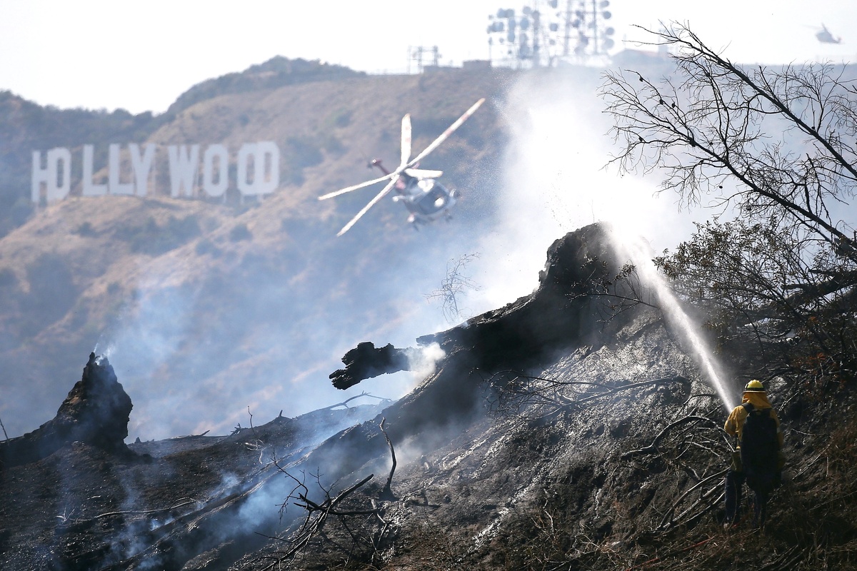    Огонь угрожал и знаменитому билборду на Голливудских холмах, но его пока удалось отстоять./Getty Images