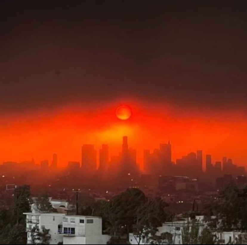 Второй день подряд жители Лос-Анджелеса наблюдают страшную картину при восходе солнца.