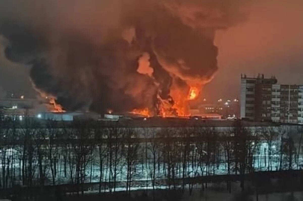    СК возбудил уголовное дело после пожара на заводе ацетона в Гатчине