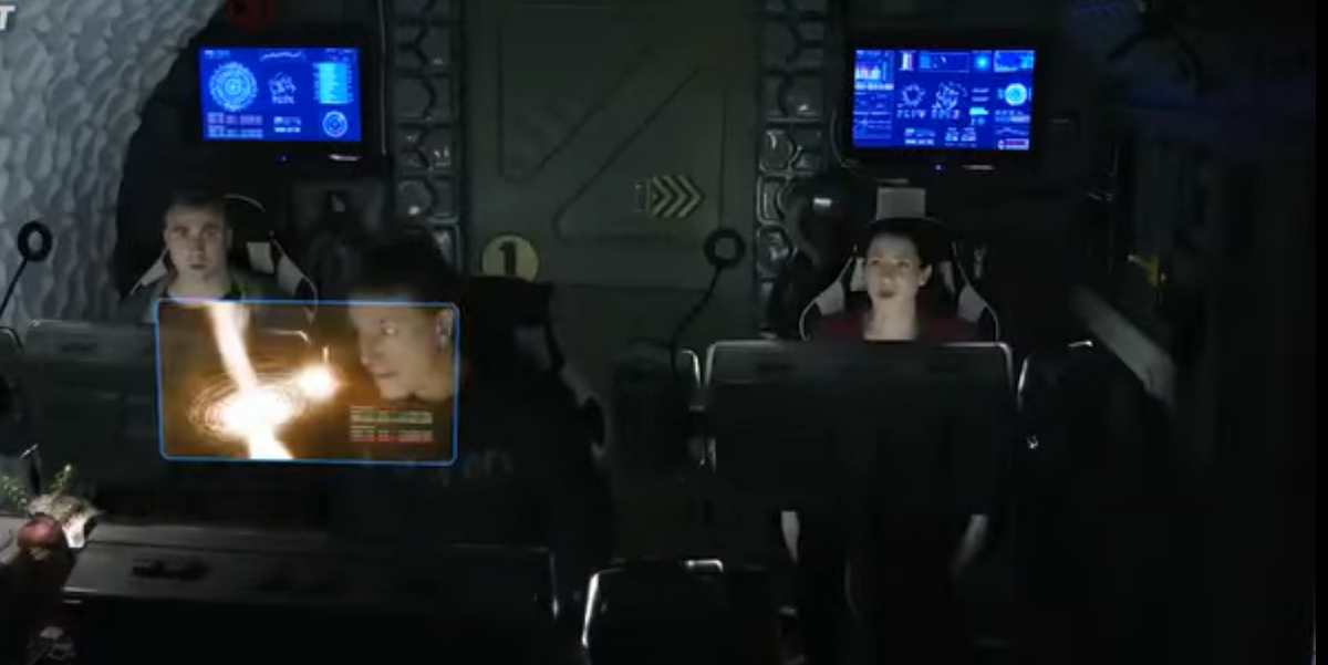 Интерьер инопланетного корабля. Голографический монитор перед командиром - вещь понятная. А зачем мониторы на задней стенке кабины? Затылками смотреть? (с) Кадр из фильма