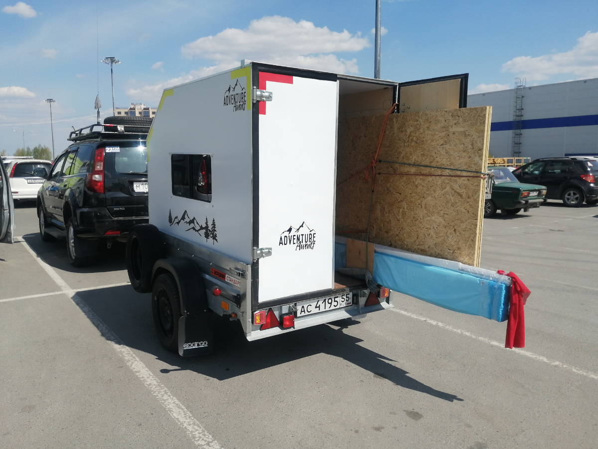 Фургон успел и грузы повозить немного