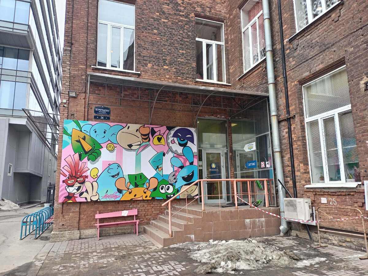 Вход в студию анимации не очень примечатен. 