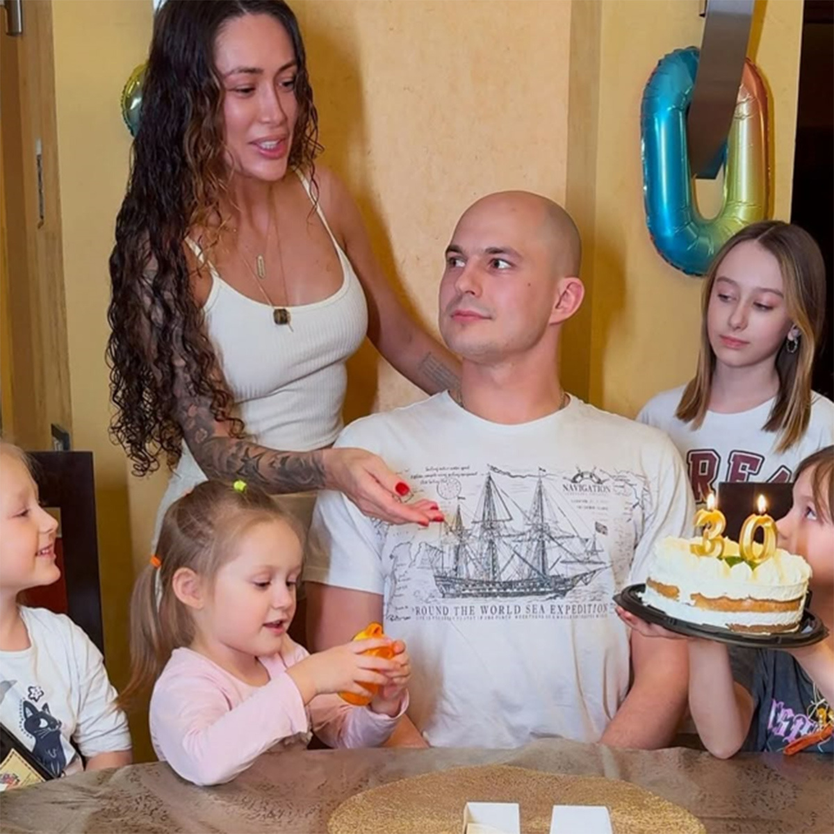 Алена Ашмарина с дочками и Илья Григоренко. Фото: соцсети Алены Ашмариной