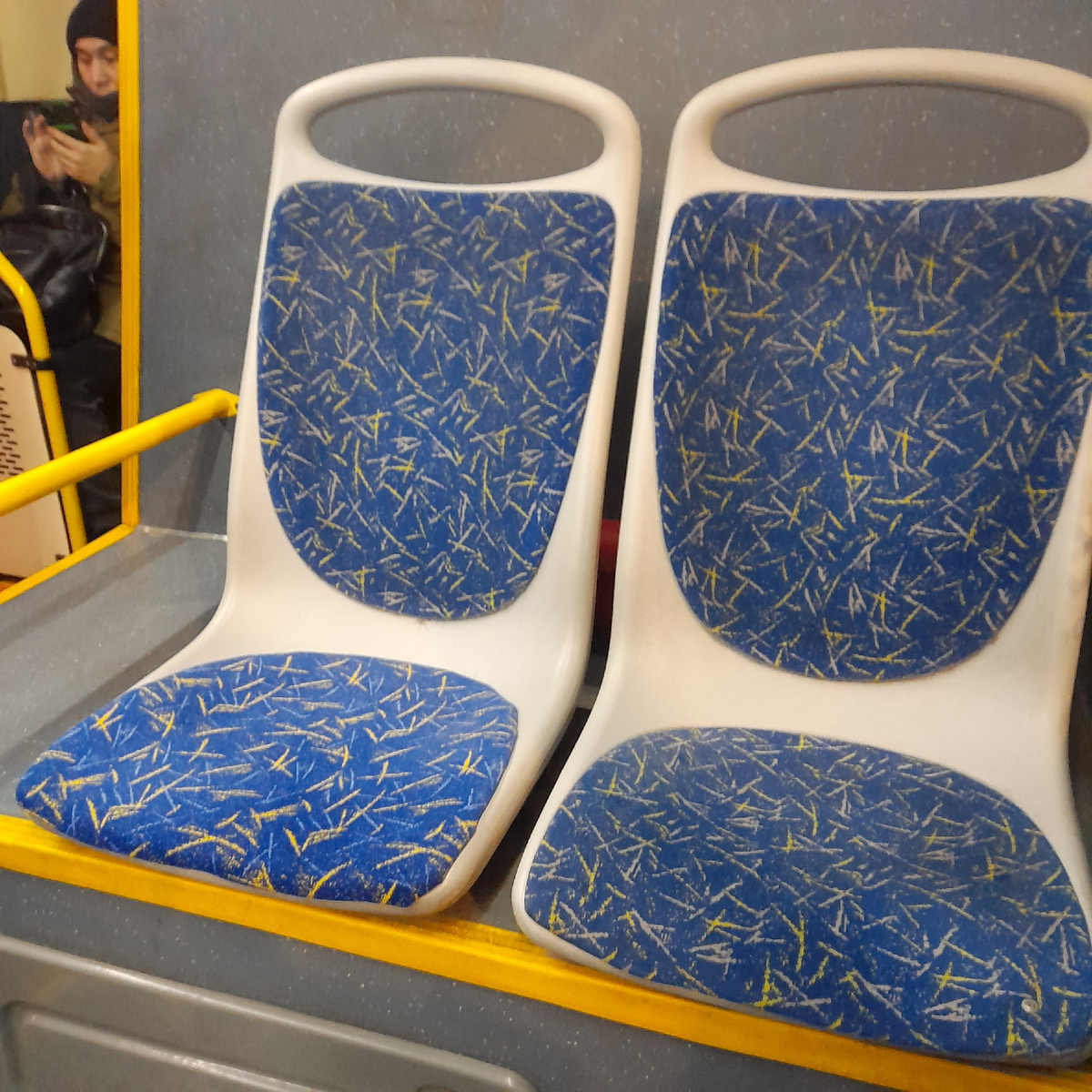 Пустые седения в автобусе.