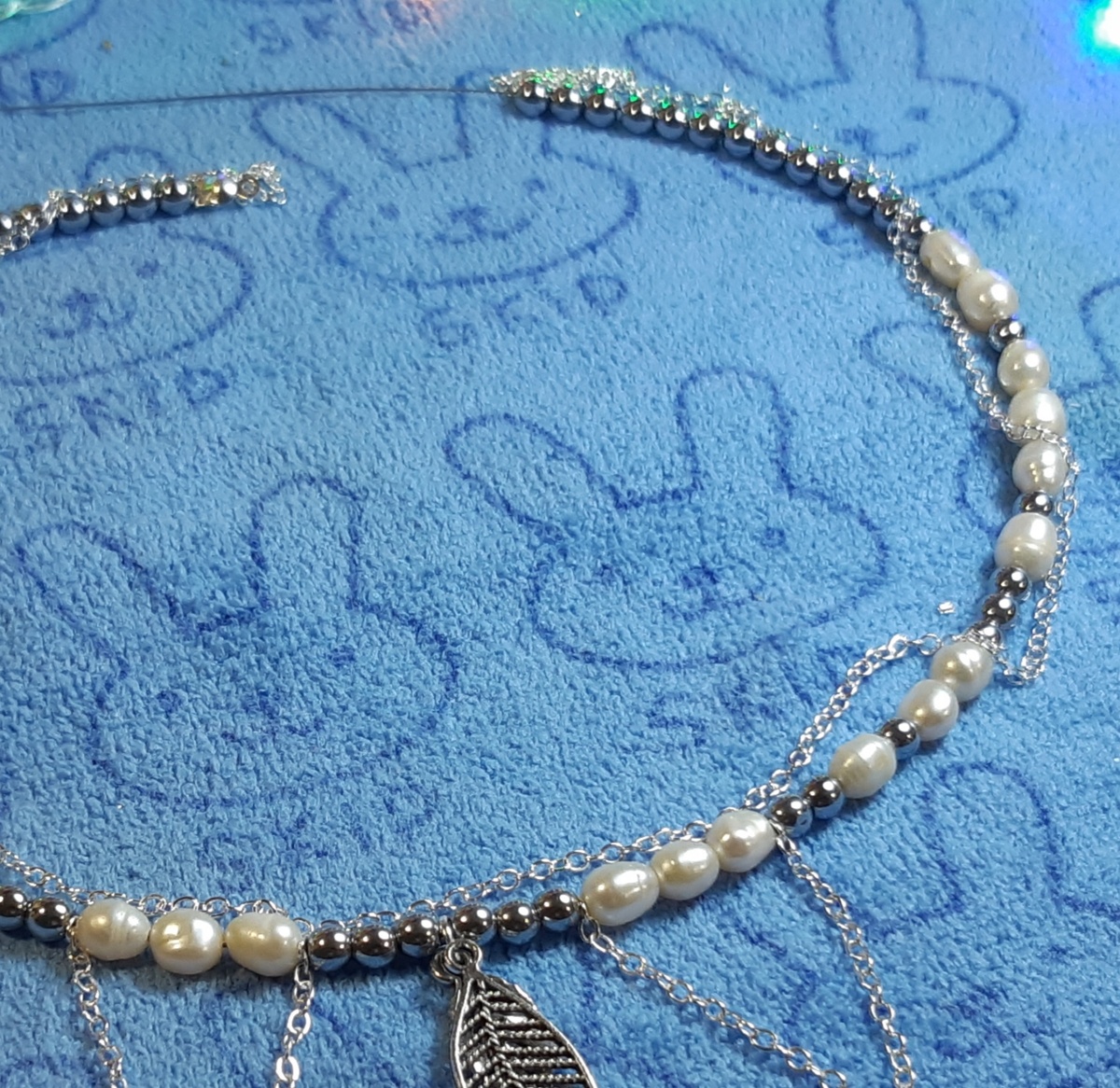 Колье чокер с жемчугом и гематитом с родиевым напылением 