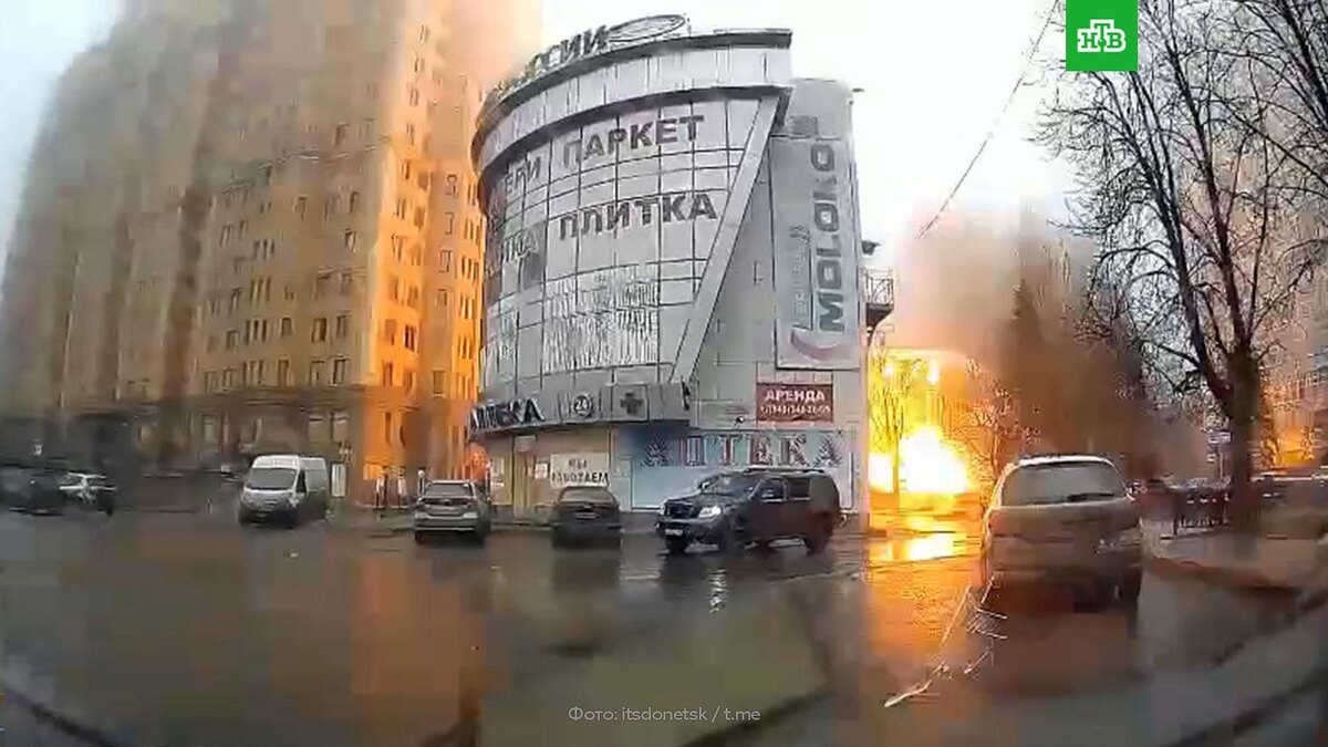    Удар РСЗО HIMARS по торговому центру в Донецке попал на видео