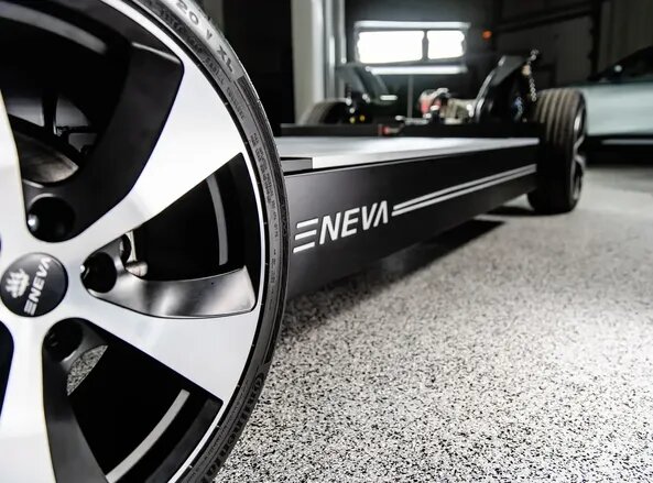    АЛМАЗ-АНТЕЙ: E-Neva – полностью отечественный продукт, созданный на базе беспилотной модульной электрической платформы, которая была разработана специалистами концерна «Алмаз-Антей»