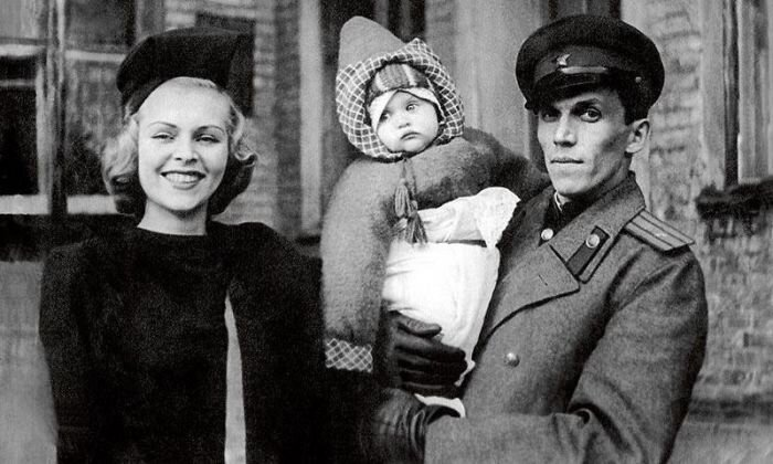 Маленькая Лена с родителями