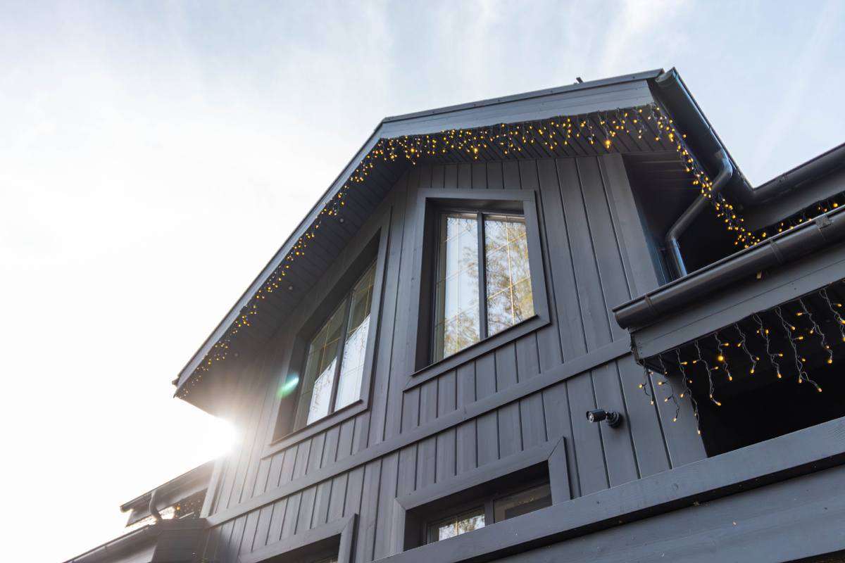 Очень красиво и необычно на фоне таких окон смотрятся сезонные украшения