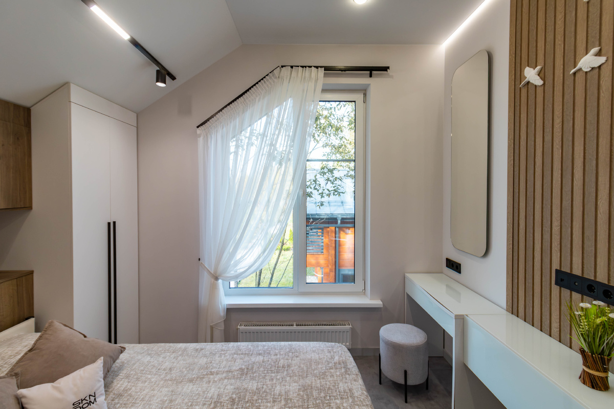 Вид изнутри на окна необычной формы и изящный способ выхода из ситуации с занавесками