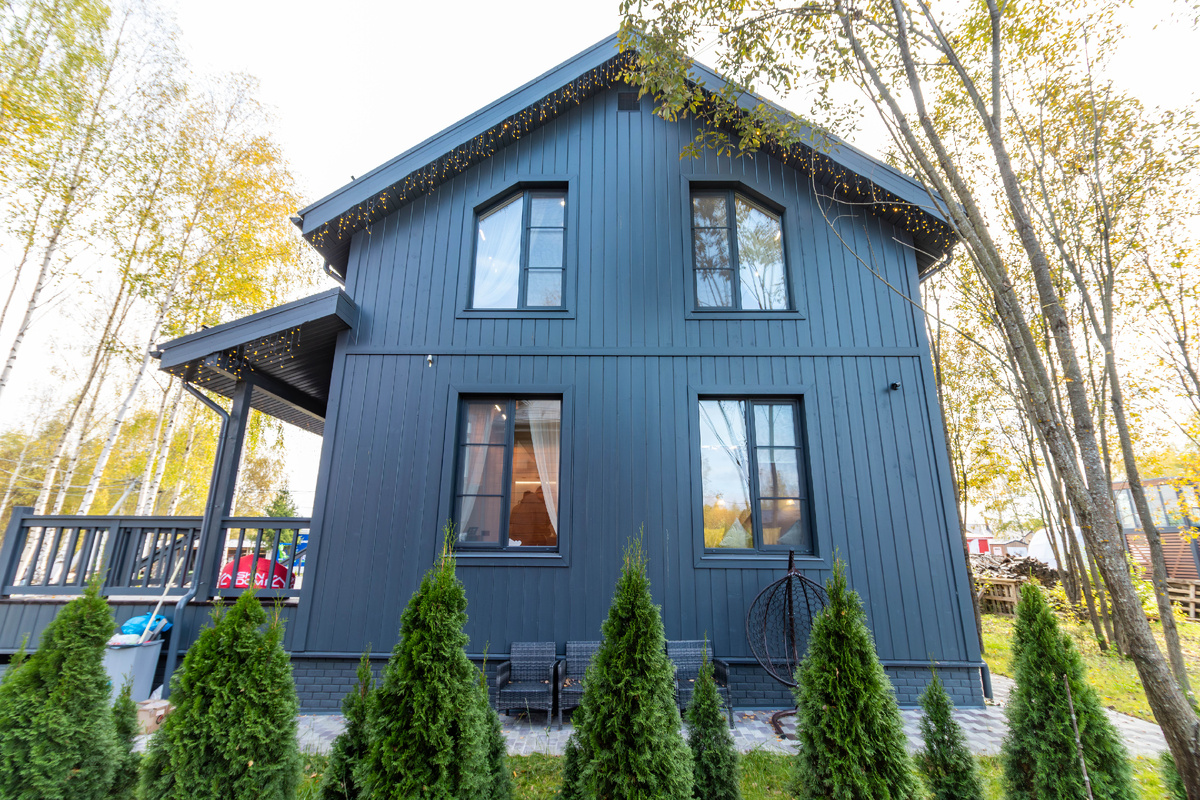 Тот же дом снаружи, но с другой стороны