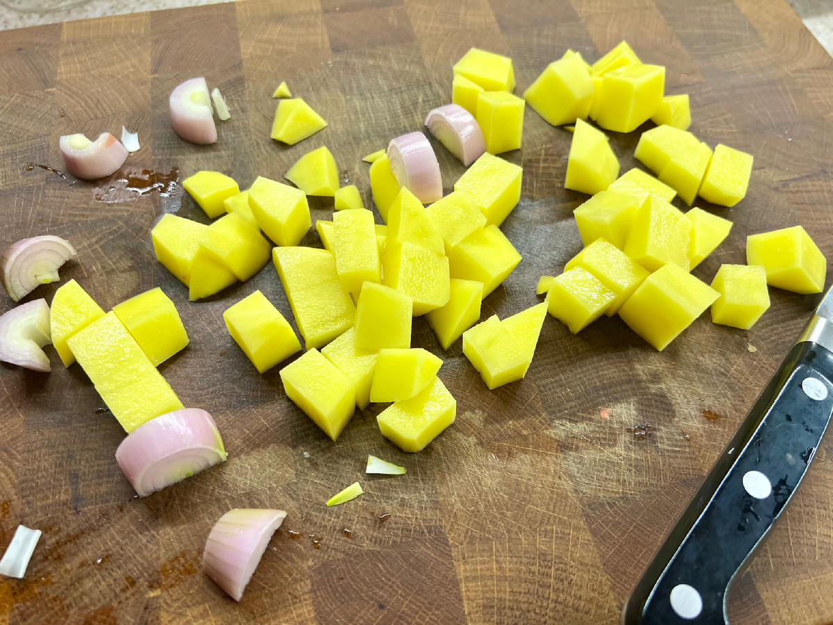 О, лук еще покромсайте