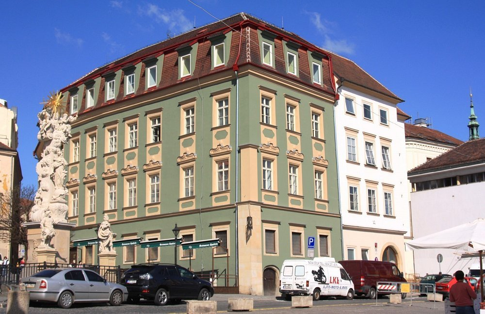 Номер 13 сейчас у той части дома, которая светлая