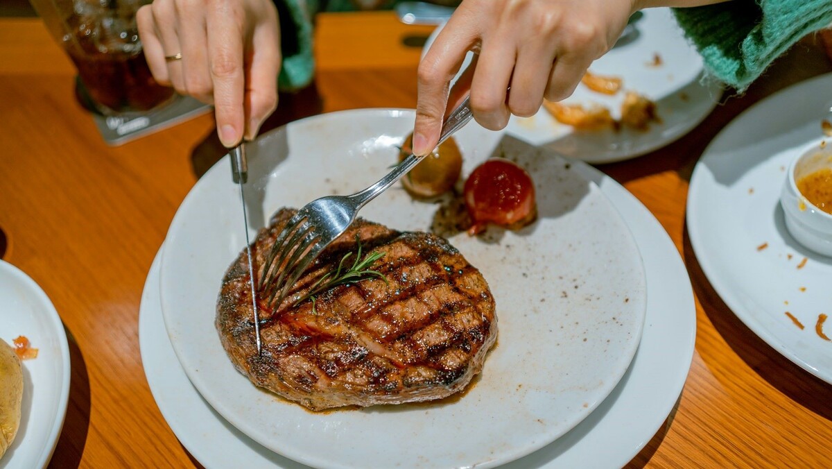 Жители РФ в среднем съедают 83 кг мяса в год. В день получается около 220 граммов. Фото: unsplash.com