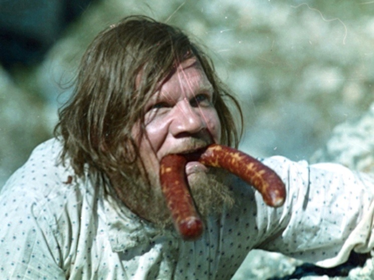 Актер Михаил Пуговкин в роли отца Фёдора с мясопродуктом в зубах. Кадр из фильма «12 стульев» (1971 г.)