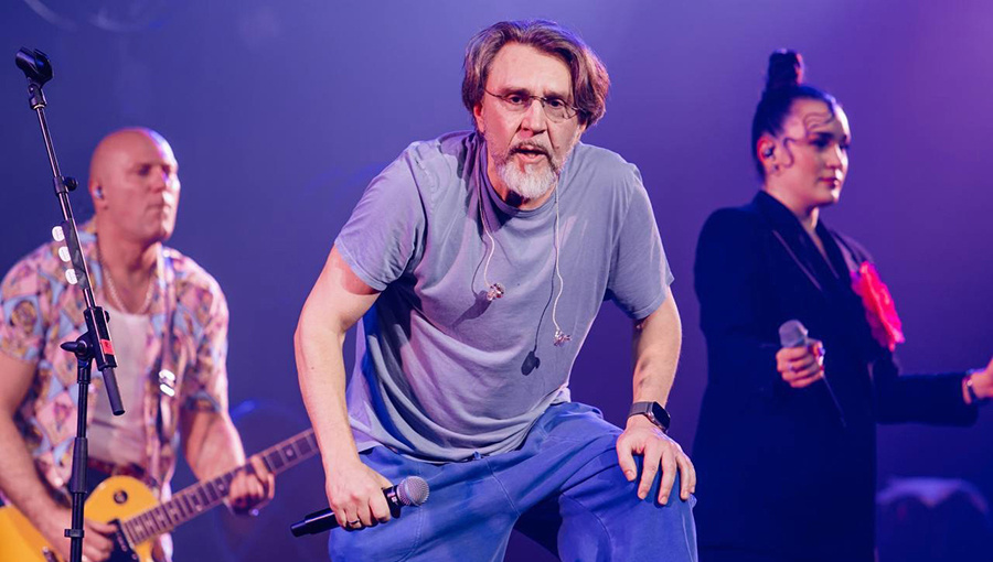 По словам музыканта, ему не остается ничего другого, как привыкнуть к недугу (Источник: социальные сети Сергея Шнурова)