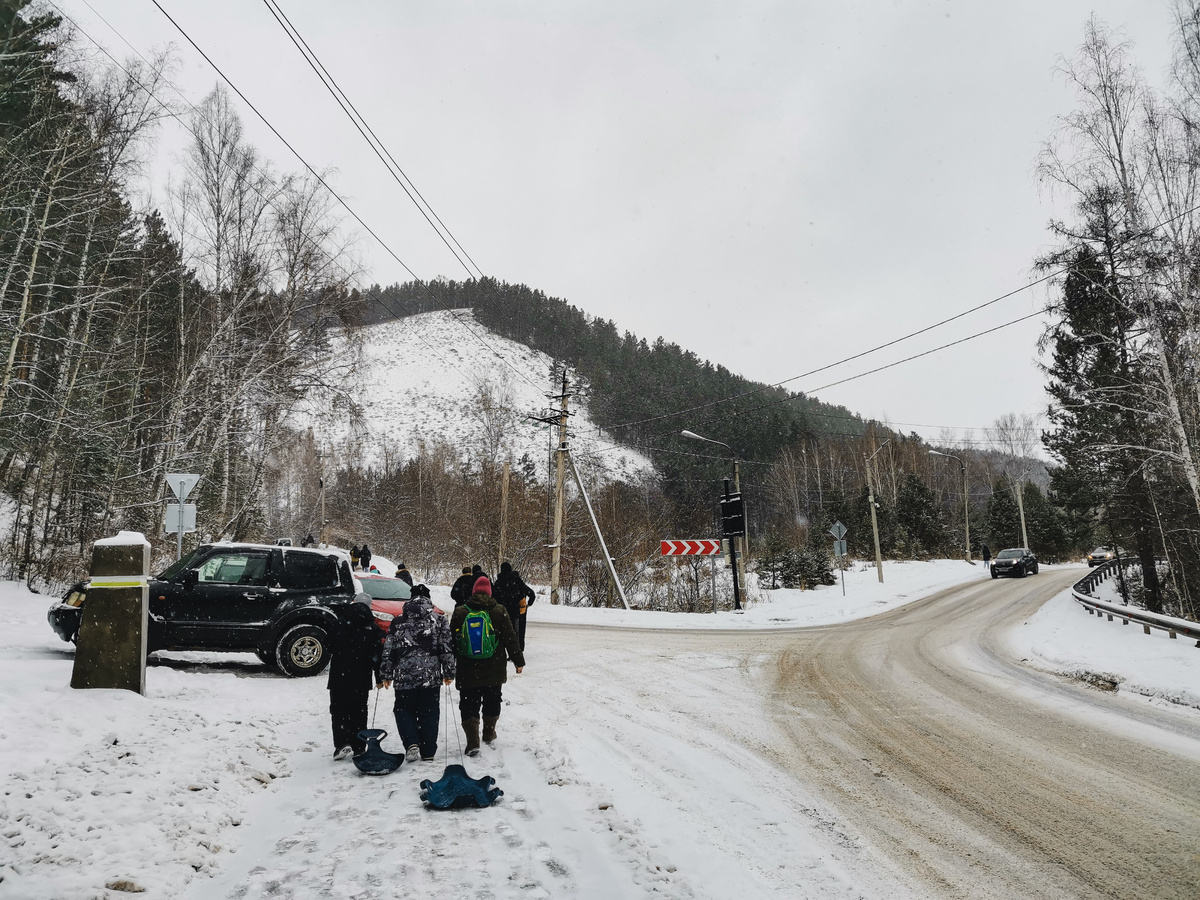 Дорога к восточному входу от остановки