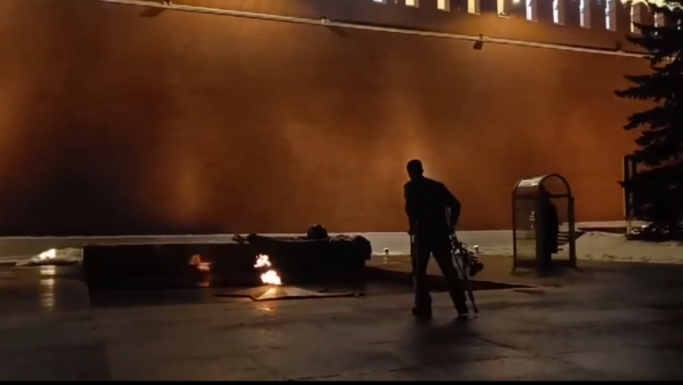    До слёз. Раненый герой СВО из Оренбуржья встал на колени перед Неизвестным солдатом Белов Михаил Александрович