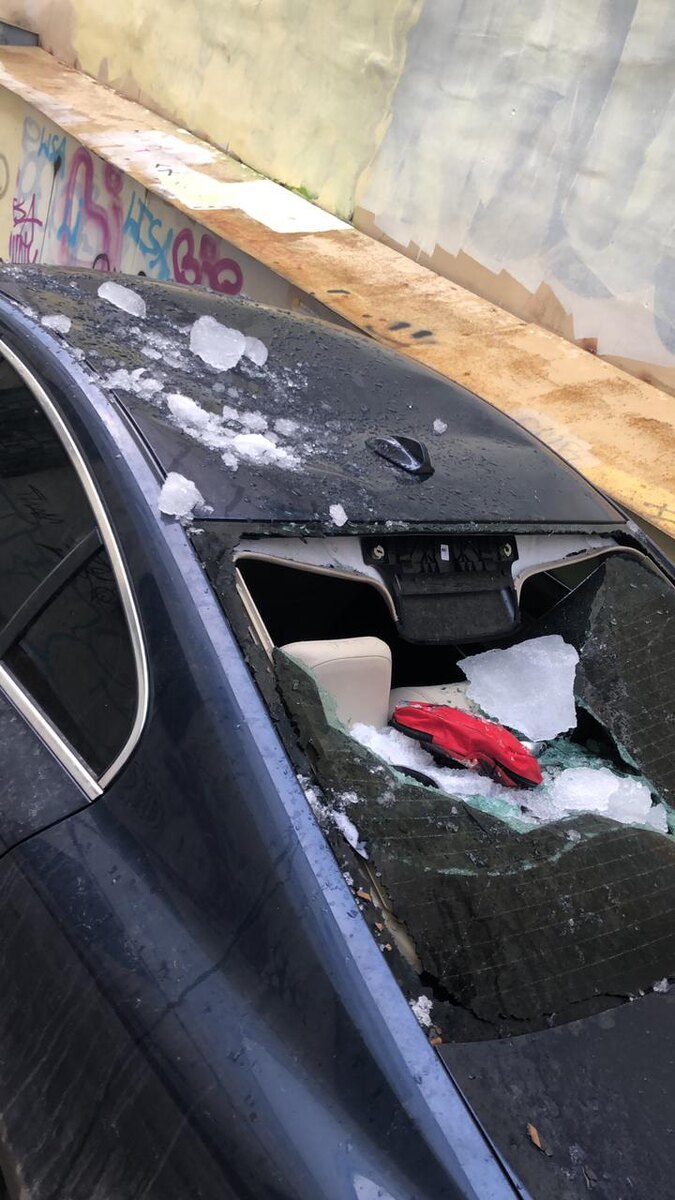 Машина нашего клиента, поврежденная упавшим с крыши дома льдом