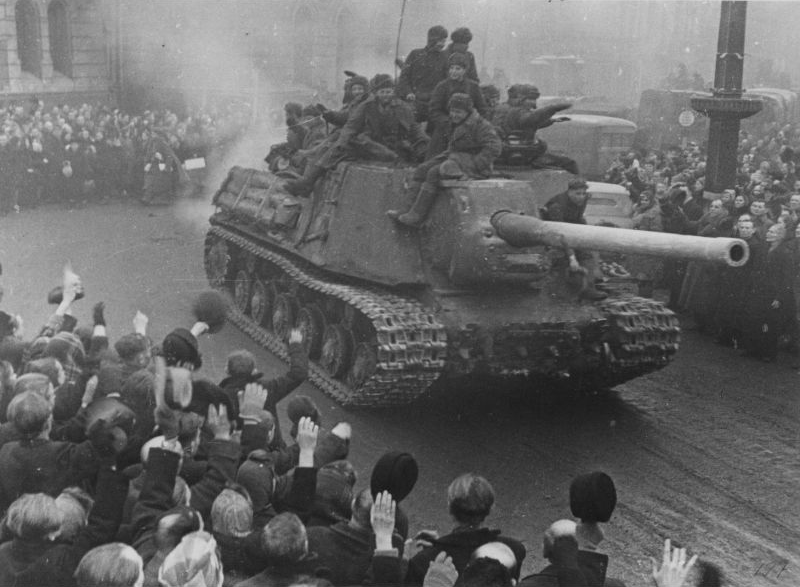 Жители польского города Лодзь приветствуют сау ИСУ-122 1-й гвардейской танковой армии
