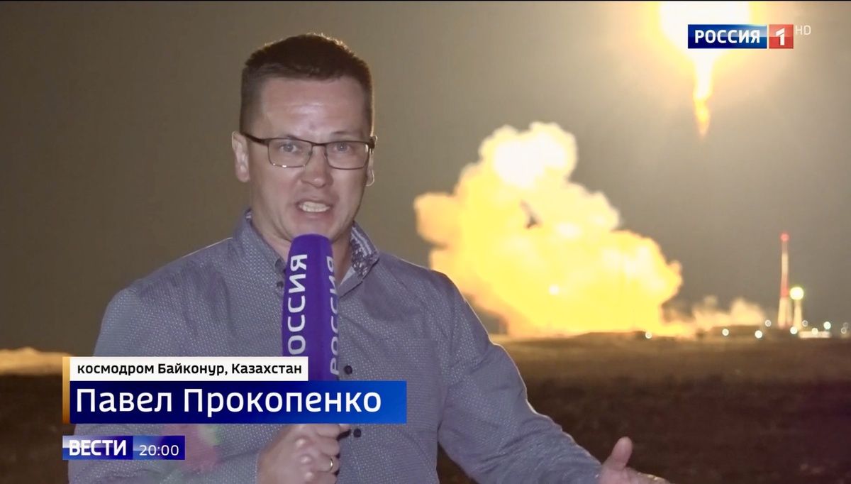 «Союз» в вечернем небе байконура  заявляет о себе ярко и очень громко. Этот гул разносится по степи и будет слышен еще некоторое время даже после того, как ракета скроется из виду».