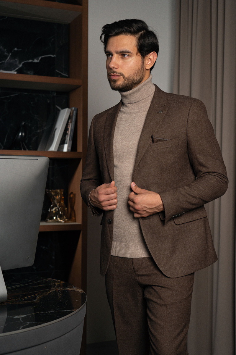 В холодное время года, наилучшим решением станет заменитьрубашку из хлопка на теплый трикотаж. Шерсть и трикотаж идеально сочетаются, создавая изысканые и благородные комплекты