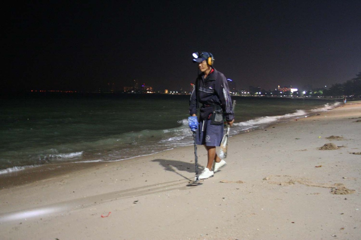 Он ищет клад - даже металлоискатель купил